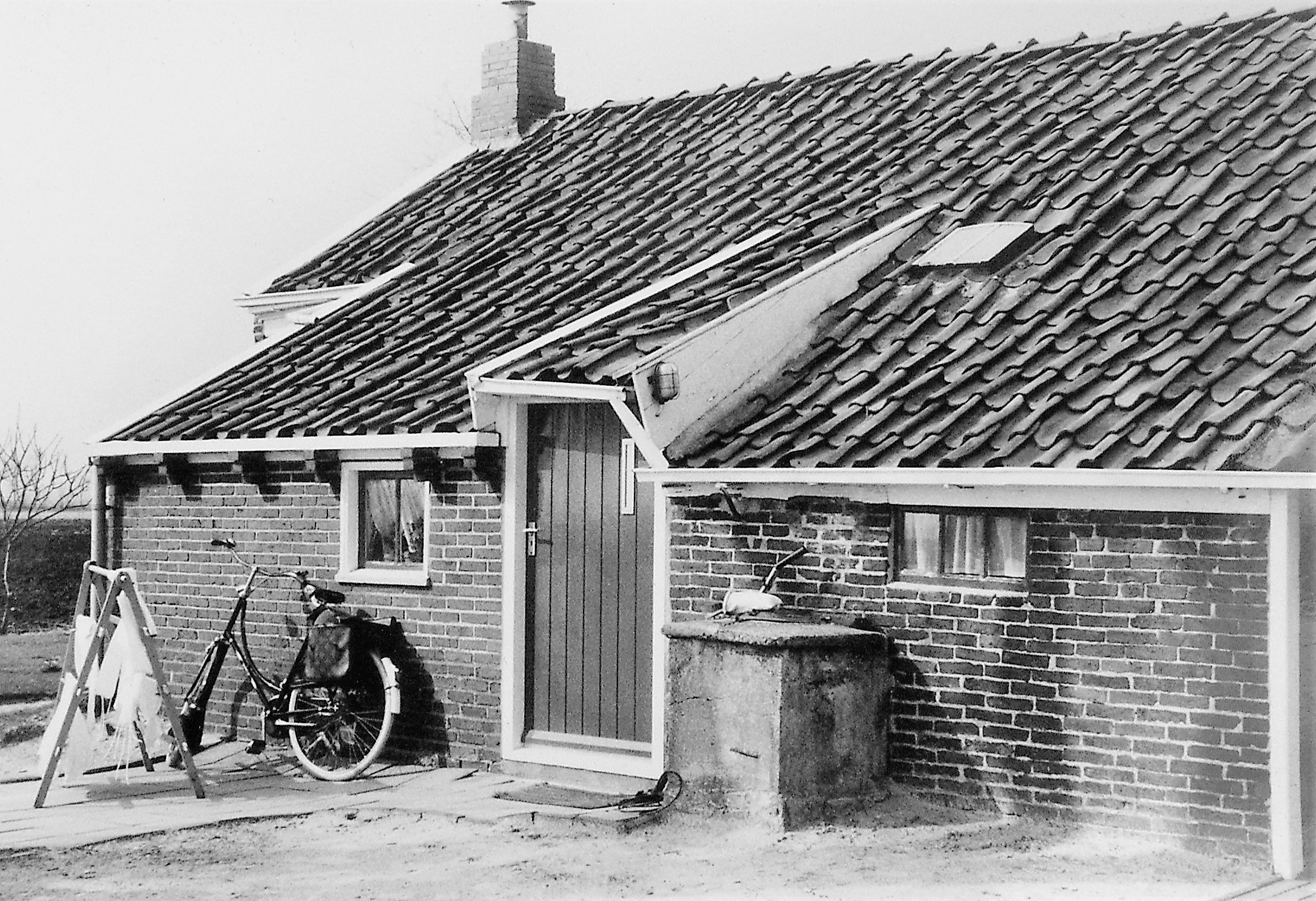 Woning van Brinkman aan de Zuiderweg (Kikkerpolder) met een mooie regenbak. Foto: ©J.P. Koers, Scheemda.